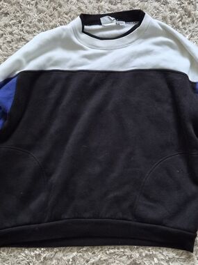 Colorblock Crewneck Sweatshirt in Black, White & Blue